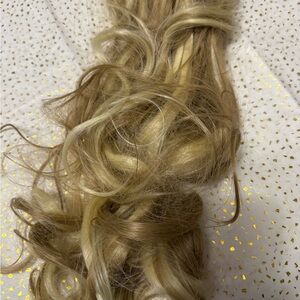 Golden Blonde with natural highlights wavy full Hair Extension. NWOT